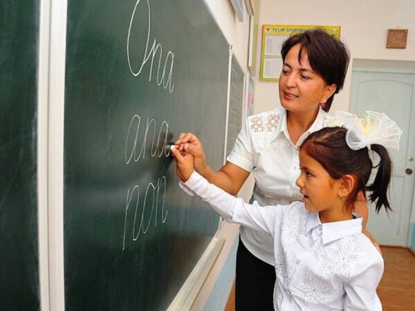 Qanday holatlarda umumta’lim maktablarining pedagoglariga 50 va 20 foiz ustama to‘lab beriladi?