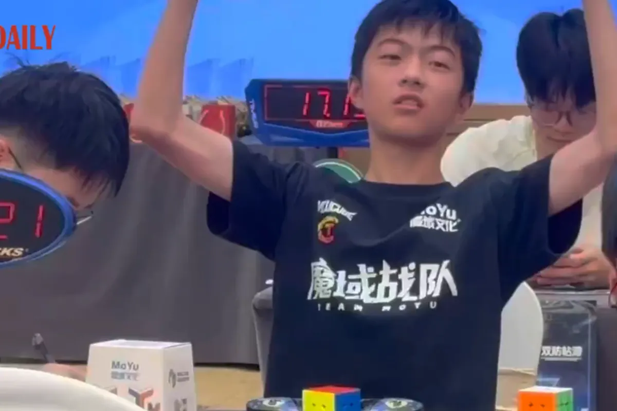 13 yoshli xitoylik o‘quvchi rubik kubigini bir qo‘lda yig‘ish bo‘yicha jahon rekordini o‘rnatdi (video)