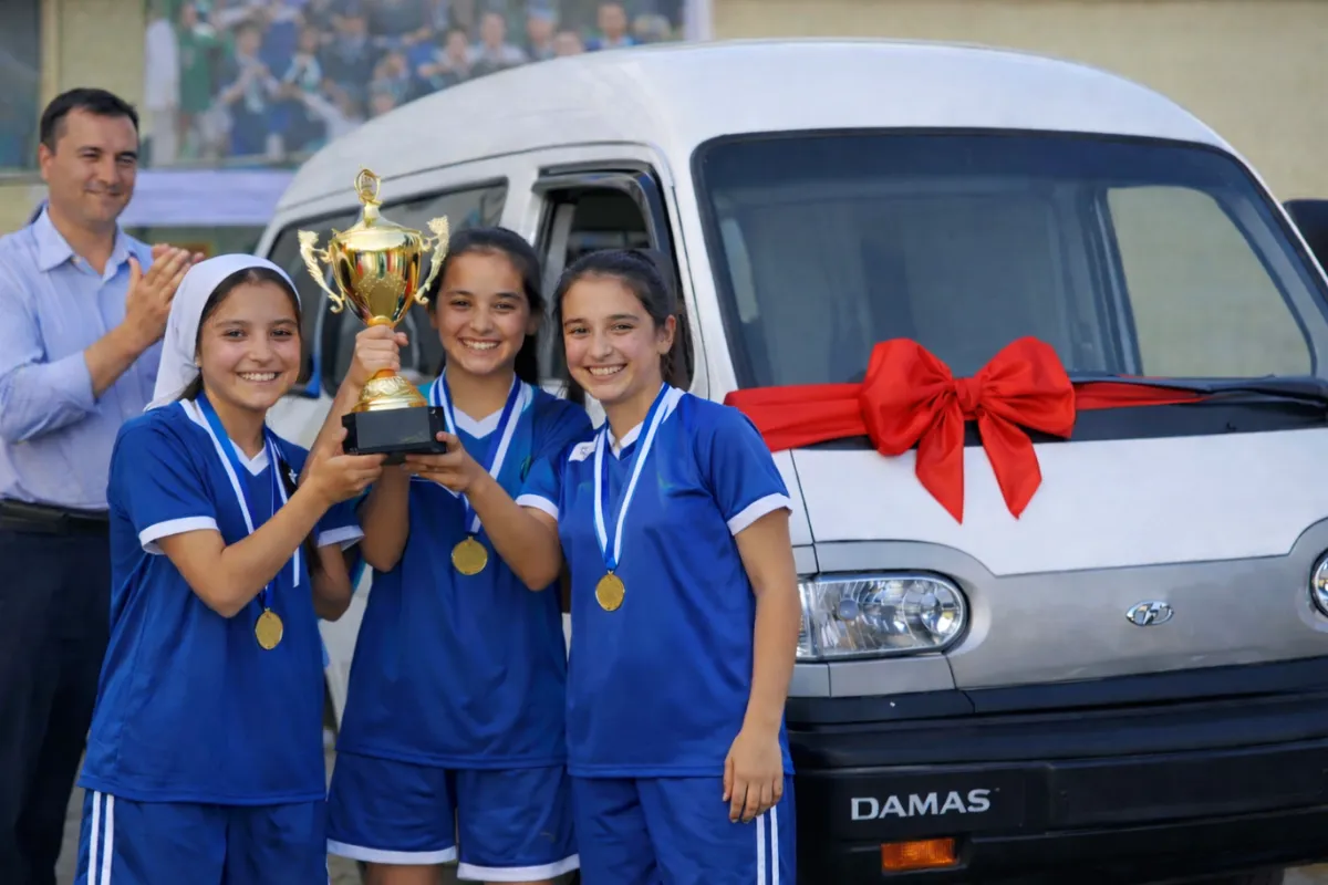 O‘quvchi-qizlar o‘rtasida futbol musobaqasi o‘tkazilib, g‘oliblarga “Damas” beriladi
