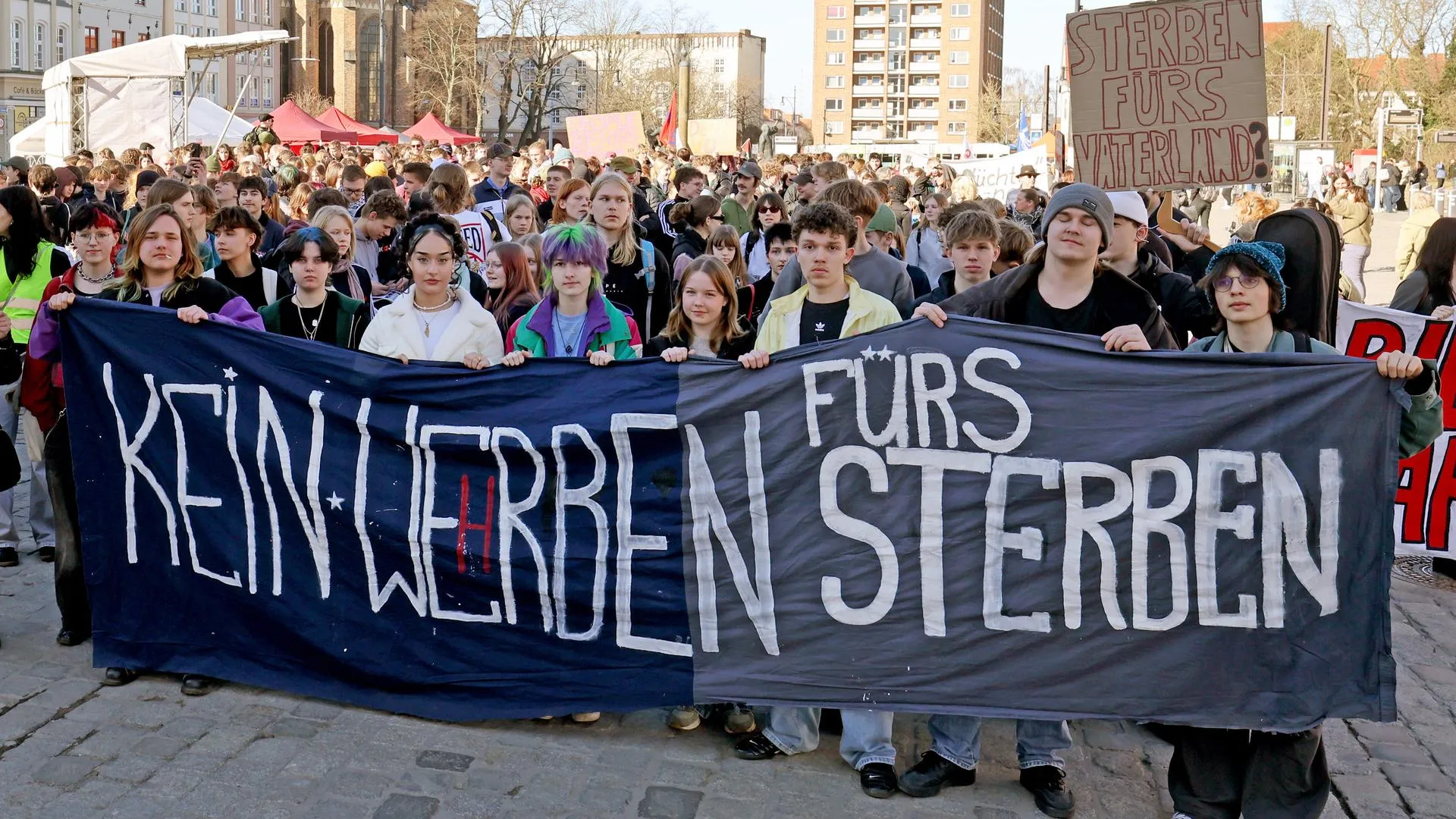 Germaniyada 160 mingdan ortiq yoshlar majburiy harbiy xizmat va ta’lim xarajatlarining qisqartirilishiga qarshi namoyishga chiqmoqda