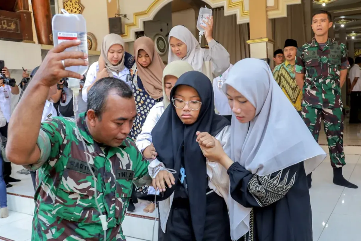 Indoneziya prezidenti yo‘lga qo‘ygan bepul ovqatlar ortidan 2 mingga yaqin o‘quvchi va o‘qituvchilar zaharlandi