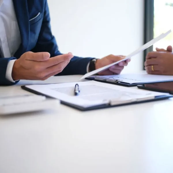 Как осуществляется прием на работу на должность школьного консультанта?