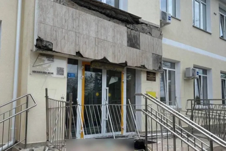 Rossiyada bitiruvchilar fotosessiya vaqtida ikkinchi qavat balkonidan yiqilib tushdi