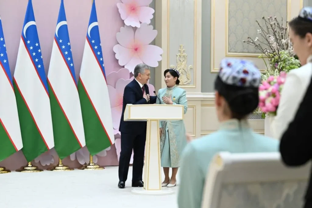 Prezident Zulfiya mukofoti sovrindori ijodkor Latofat Amirovaga ikki xonali uy sovg‘a qildi