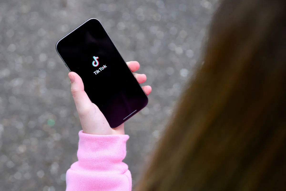 Ozarbayjonda maktab o‘quvchilari uchun TikTok’ga kirish taqiqlandi