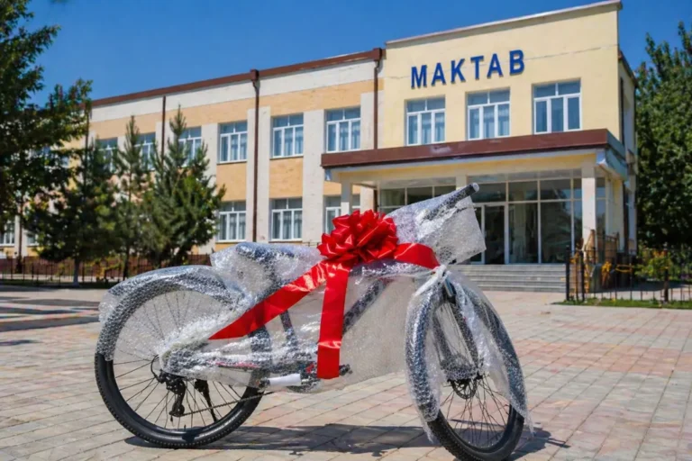 Qashqadaryoda yosh o‘qituvchi o‘z o‘quvchisiga velosiped sovg‘a qildi (video)